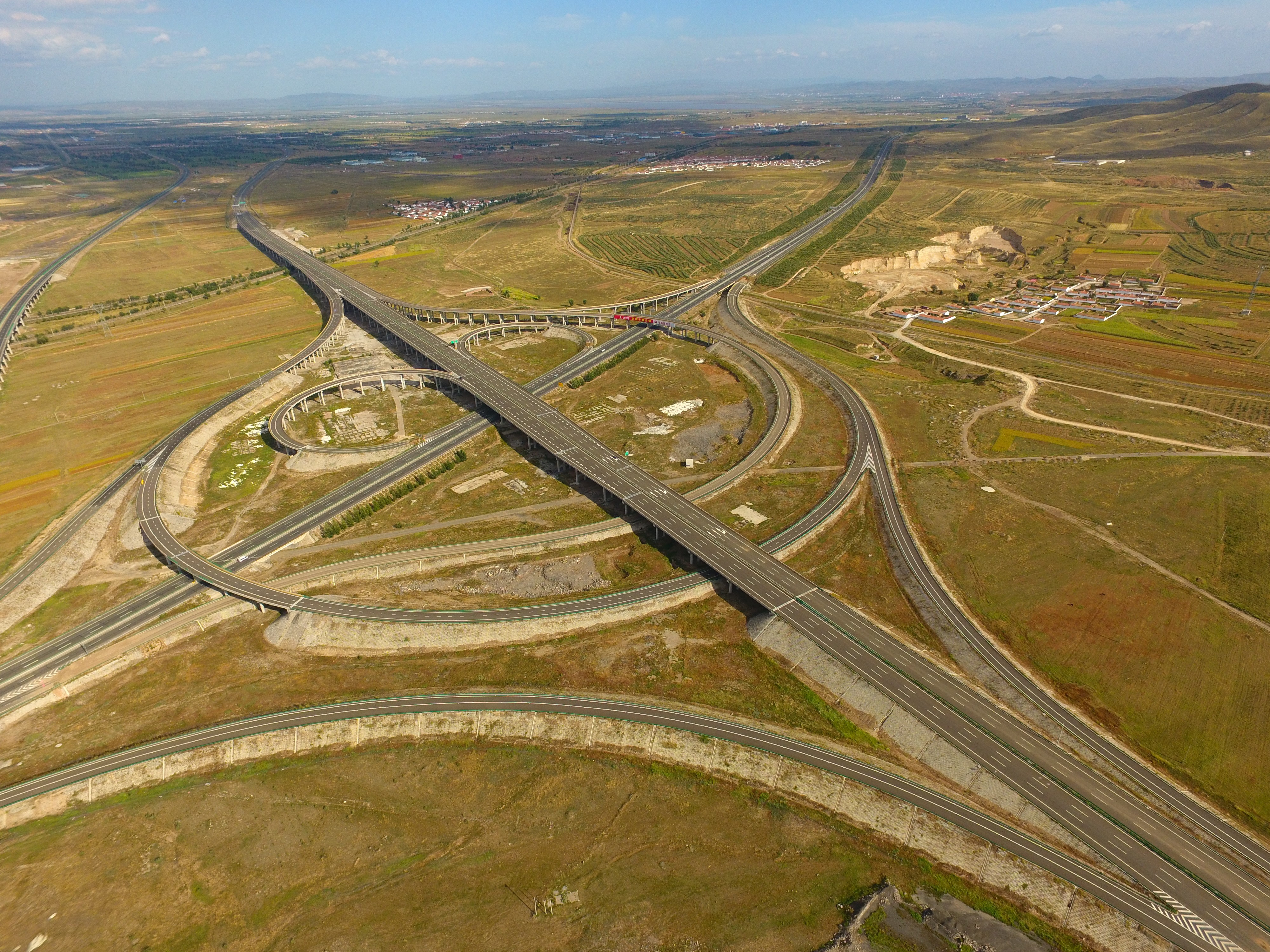 5内蒙古京新高速公路，是国家高速公路网的重要通道，战略地位突出、维稳戍边意义重大，是四川路桥首次在内蒙古承建高速公路，2016年建成通车.jpg